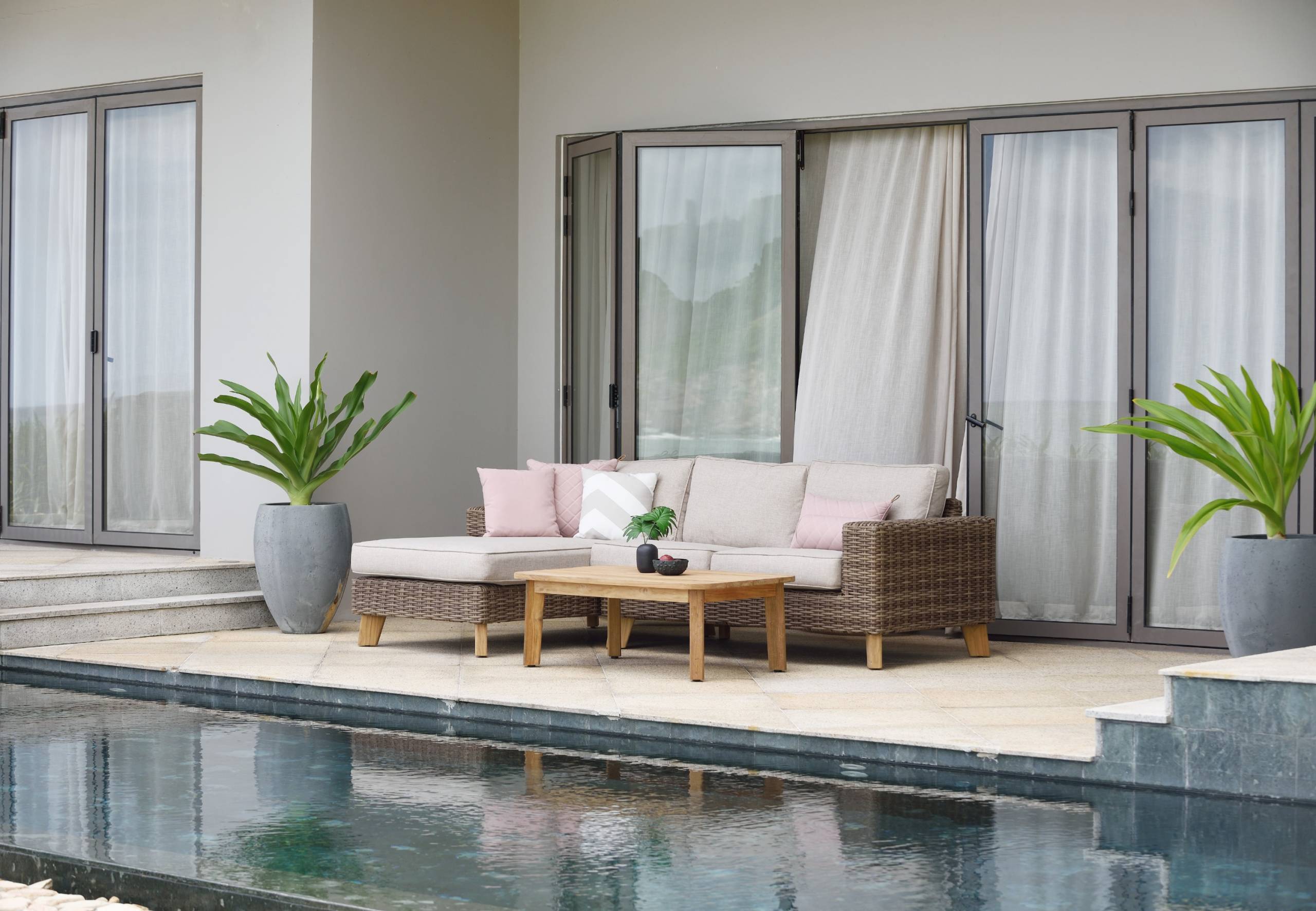 Panama-stacking-armchair-rect-table-157x88cm-75h-ALU-BMB-WNT-MEG-2-2-ALU-YET-1-358x537